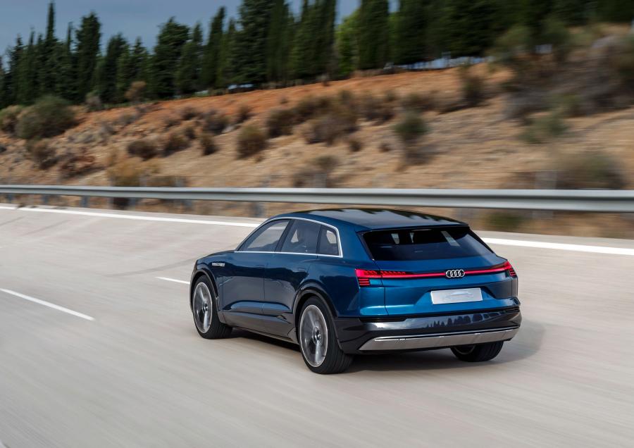  Audi e-tron Quattro Concept 2015 года  (фото 23 из 30)